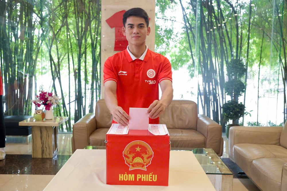Khuất Văn Khang và các cầu thủ Thể Công - Viettel náo nức đi bầu cử - ảnh 1