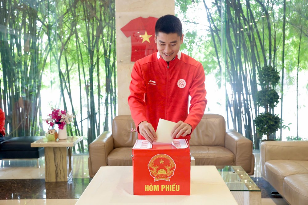 Khuất Văn Khang và các cầu thủ Thể Công - Viettel náo nức đi bầu cử - ảnh 3