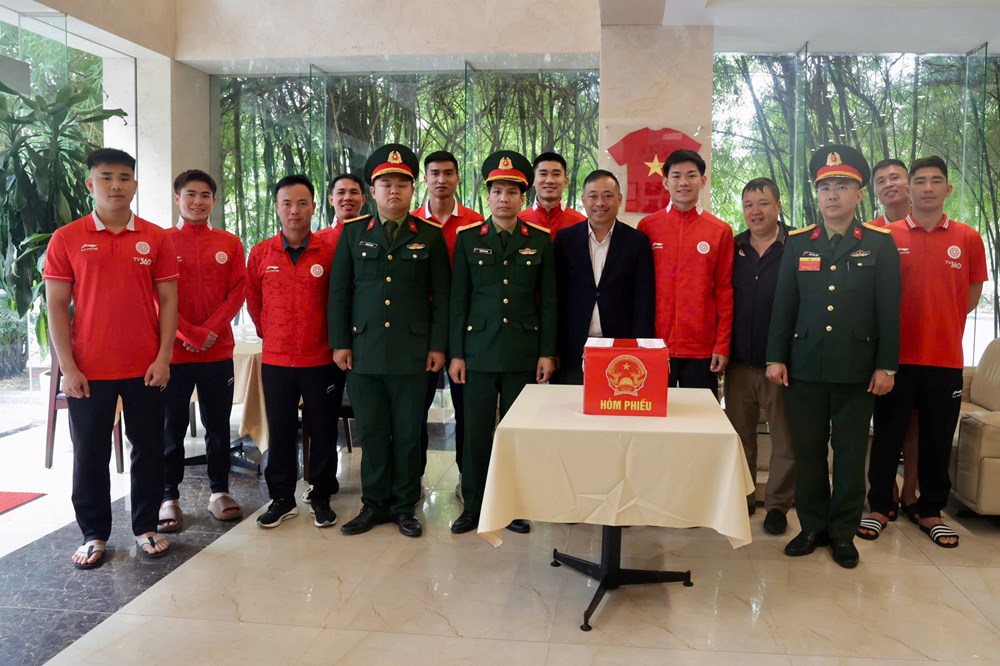 Khuất Văn Khang và các cầu thủ Thể Công - Viettel náo nức đi bầu cử - ảnh 4