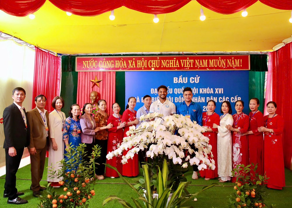 Xuân Son, Hoàng Hên lần đầu thực hiện quyền bầu cử với tư cách cử tri Việt Nam - ảnh 3