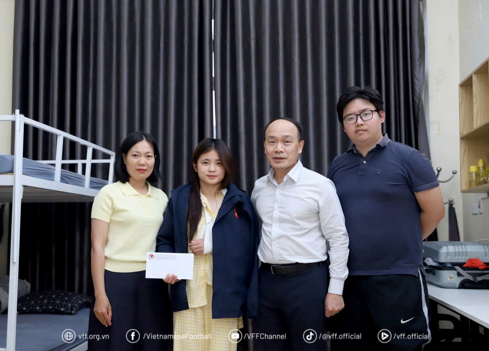 Lãnh đạo LĐBĐ Việt Nam thăm hỏi, động viên cầu thủ U20 nữ bị chấn thương - ảnh 1