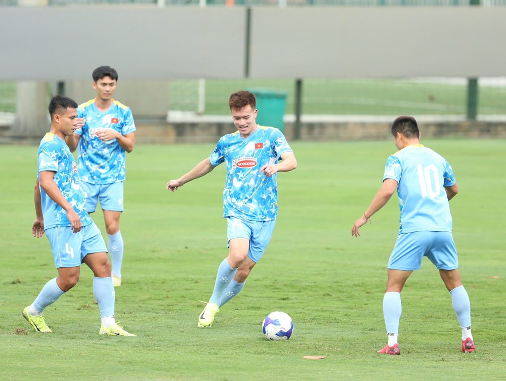 Tuyển Việt Nam tích cực luyện tập, Văn Khang mong khán giả lấp đầy sân Hàng Đẫy - ảnh 1