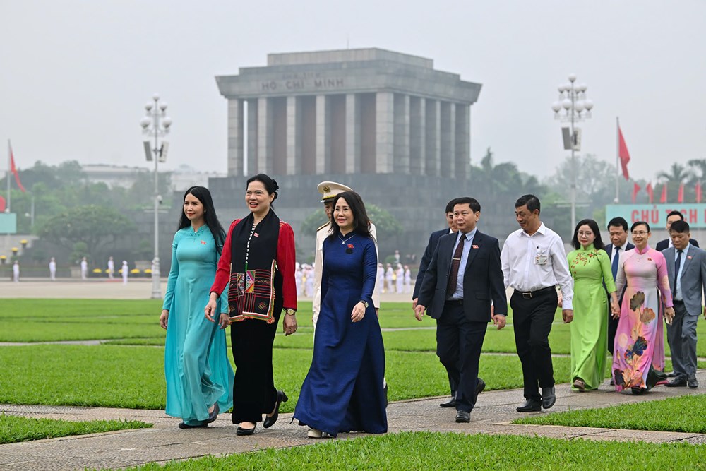 Lãnh đạo Đảng, Nhà nước và đại biểu Quốc hội vào Lăng viếng Chủ tịch Hồ Chí Minh - ảnh 5