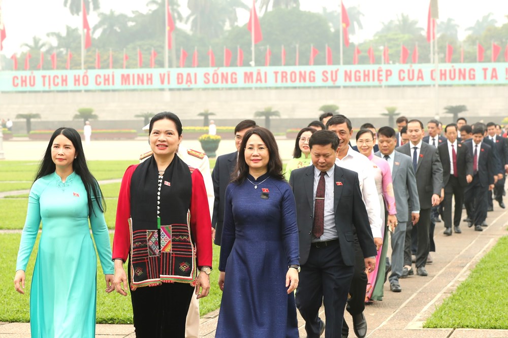 Lãnh đạo Đảng, Nhà nước và đại biểu Quốc hội vào Lăng viếng Chủ tịch Hồ Chí Minh - ảnh 4