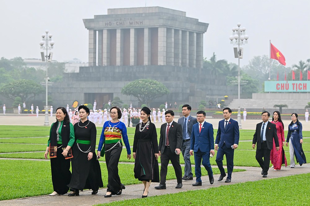 Lãnh đạo Đảng, Nhà nước và đại biểu Quốc hội vào Lăng viếng Chủ tịch Hồ Chí Minh - ảnh 6
