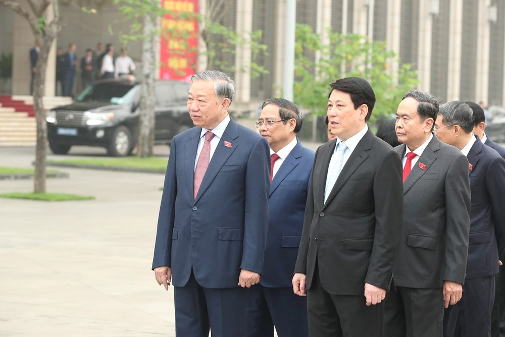 Lãnh đạo Đảng, Nhà nước và đại biểu Quốc hội vào Lăng viếng Chủ tịch Hồ Chí Minh - ảnh 1