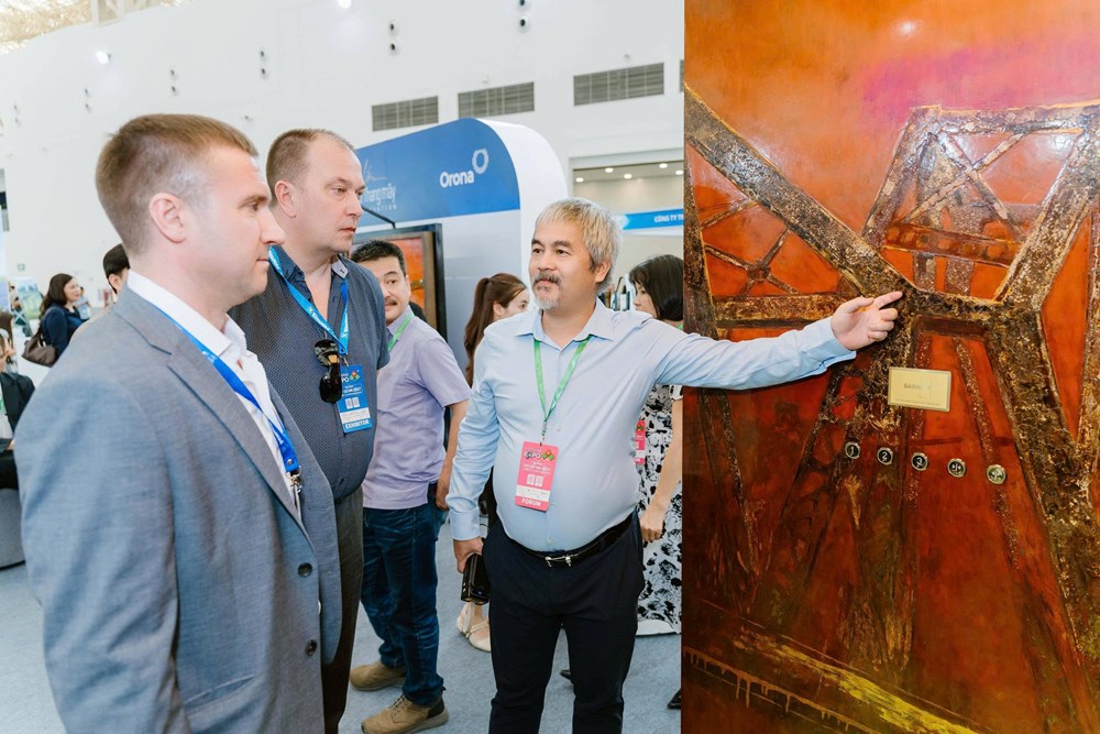 Lần đầu tiên nghệ thuật sơn mài được ứng dụng trong thang máy - ảnh 3