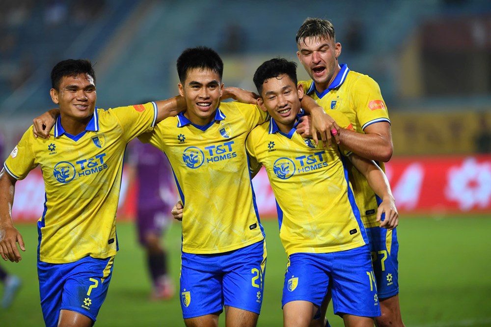 Hoàng Hên rực sáng, CLB Hà Nội thắng Becamex TP.HCM trong “mưa bàn thắng” - ảnh 2