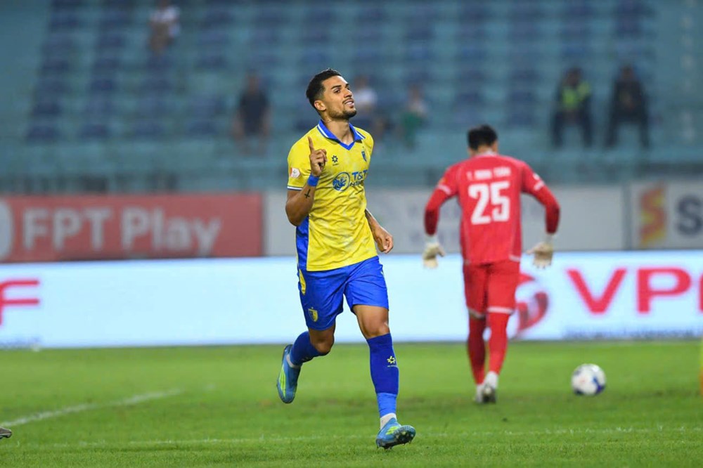 Hoàng Hên rực sáng, CLB Hà Nội thắng Becamex TP.HCM trong “mưa bàn thắng” - ảnh 1
