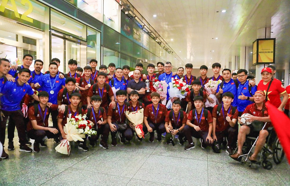 U17 Việt Nam trở về trong vinh quang, sẵn sàng chinh phục VCK U17 châu Á 2026 - ảnh 1