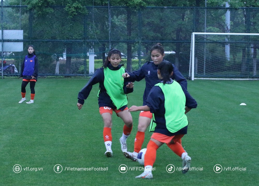 U17 nữ Việt Nam làm quen sân bãi tại Tô Châu, sẵn sàng cho trận mở màn gặp Thái Lan - ảnh 1