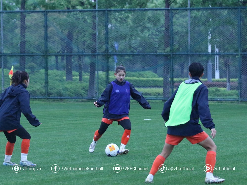 U17 nữ Việt Nam làm quen sân bãi tại Tô Châu, sẵn sàng cho trận mở màn gặp Thái Lan - ảnh 2