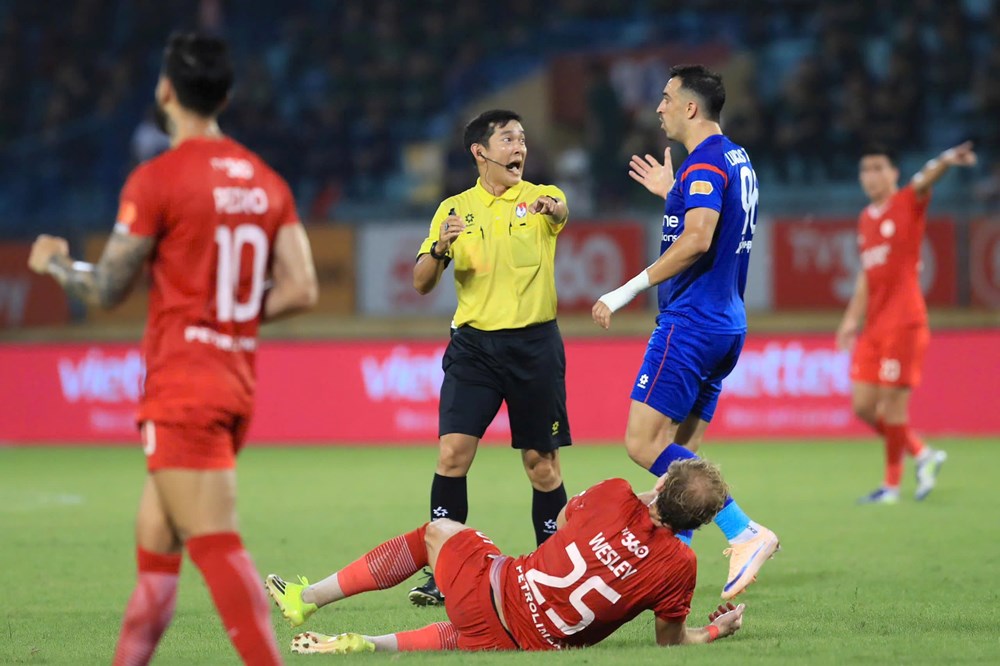 Sẽ tạm dừng phân công nhiệm vụ với trọng tài Trần Ngọc Nhớ - ảnh 1