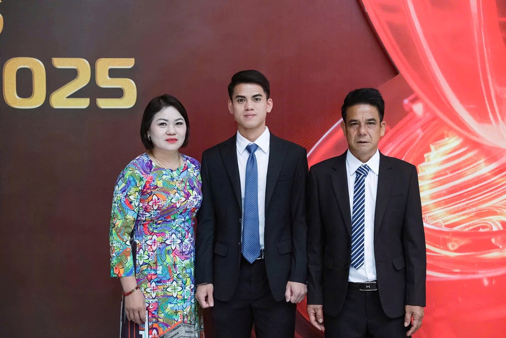 Khuất Văn Khang vinh dự được nhận giải thưởng Viettel’s Stars - ảnh 1