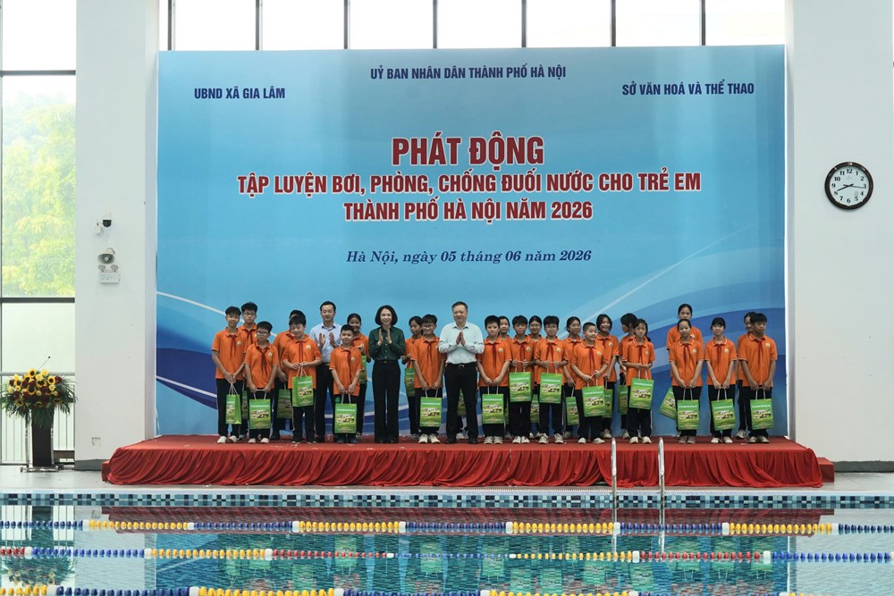 Hà Nội phát động chương trình tập luyện bơi và phòng, chống đuối nước cho trẻ em năm 2026 - ảnh 1