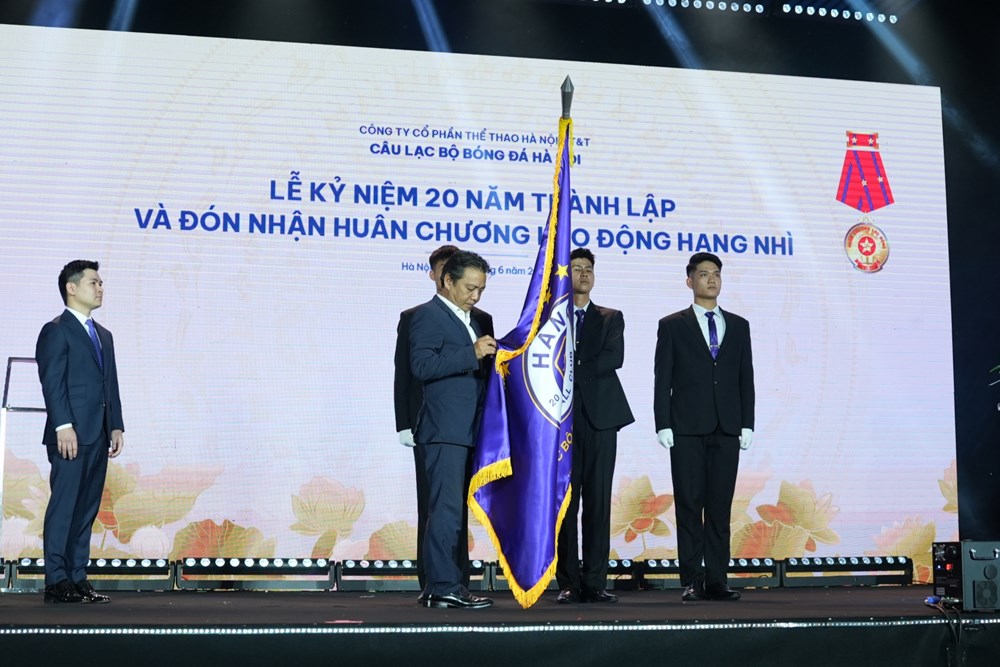 CLB bóng đá Hà Nội đón nhận Huân chương Lao động hạng Nhì - ảnh 1