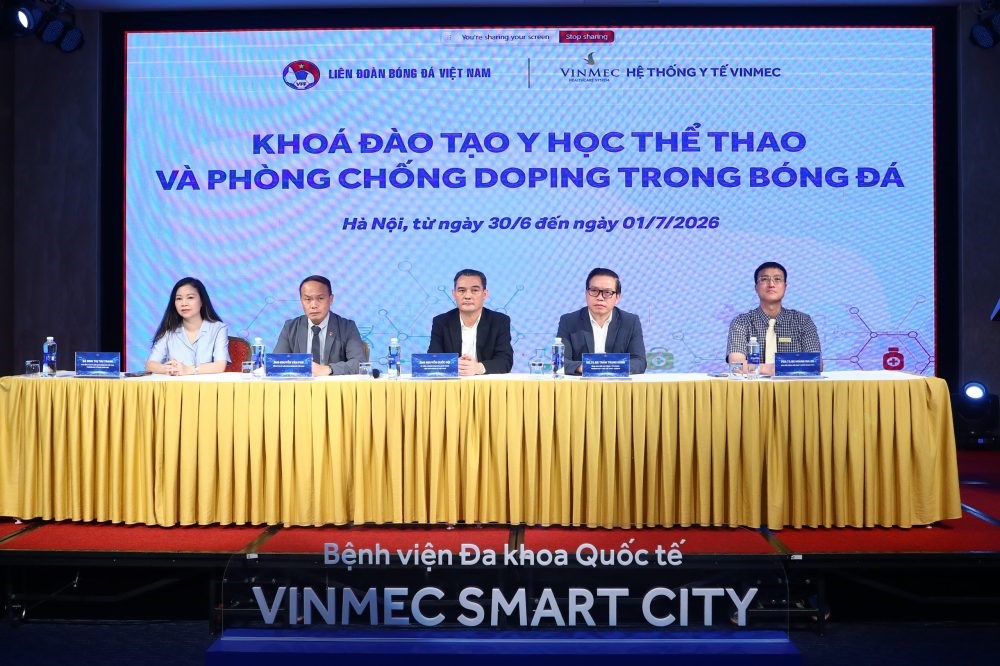 Nâng cao kiến thức về y học thể thao và phòng chống doping trong bóng đá - ảnh 1