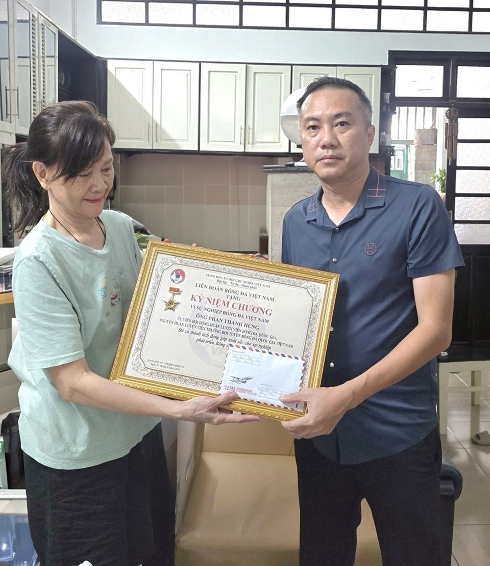 HLV Phan Thanh Hùng nhận Kỷ niệm chương “Vì sự nghiệp bóng đá Việt Nam” - ảnh 1