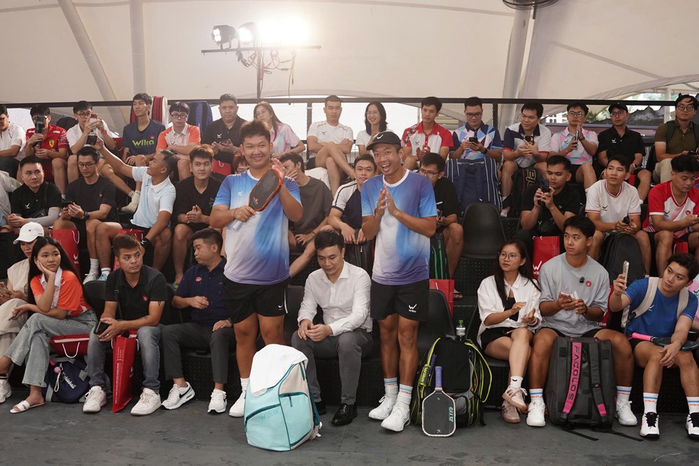 Người hâm mộ đội mưa gặp ngôi sao pickleball Quang Dương - ảnh 1