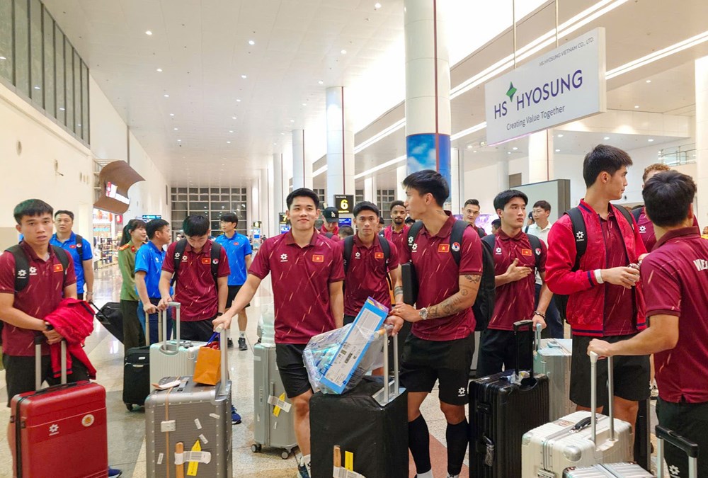 Đội tuyển Việt Nam về Hà Nội trong mưa, hướng tới trận quyết định với Thái Lan - ảnh 1