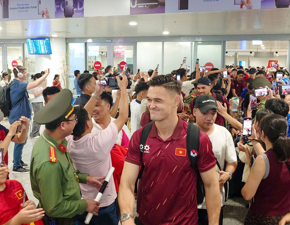 Đội tuyển Việt Nam về Hà Nội trong mưa, hướng tới trận quyết định với Thái Lan - ảnh 2