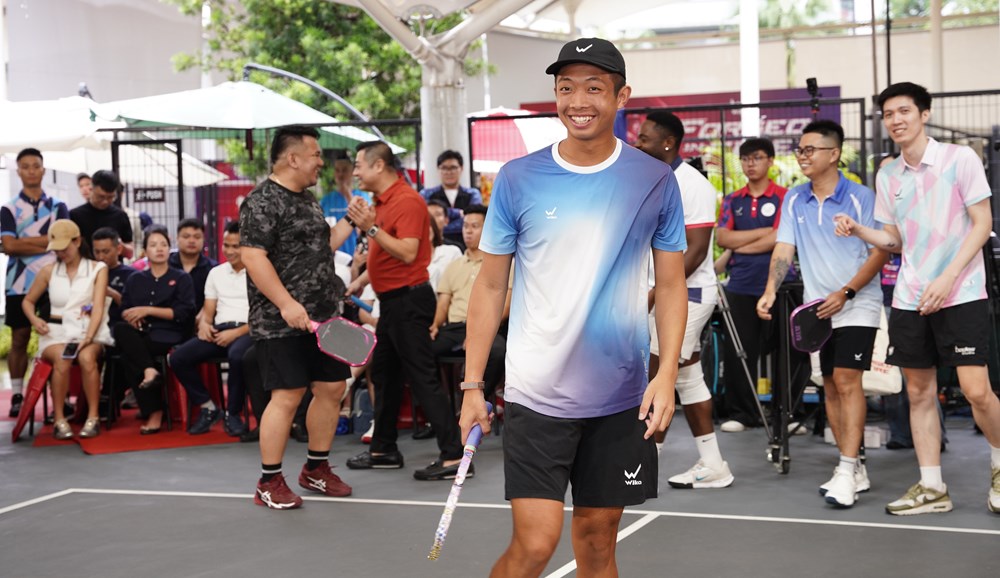 Người hâm mộ đội mưa gặp ngôi sao pickleball Quang Dương - ảnh 2