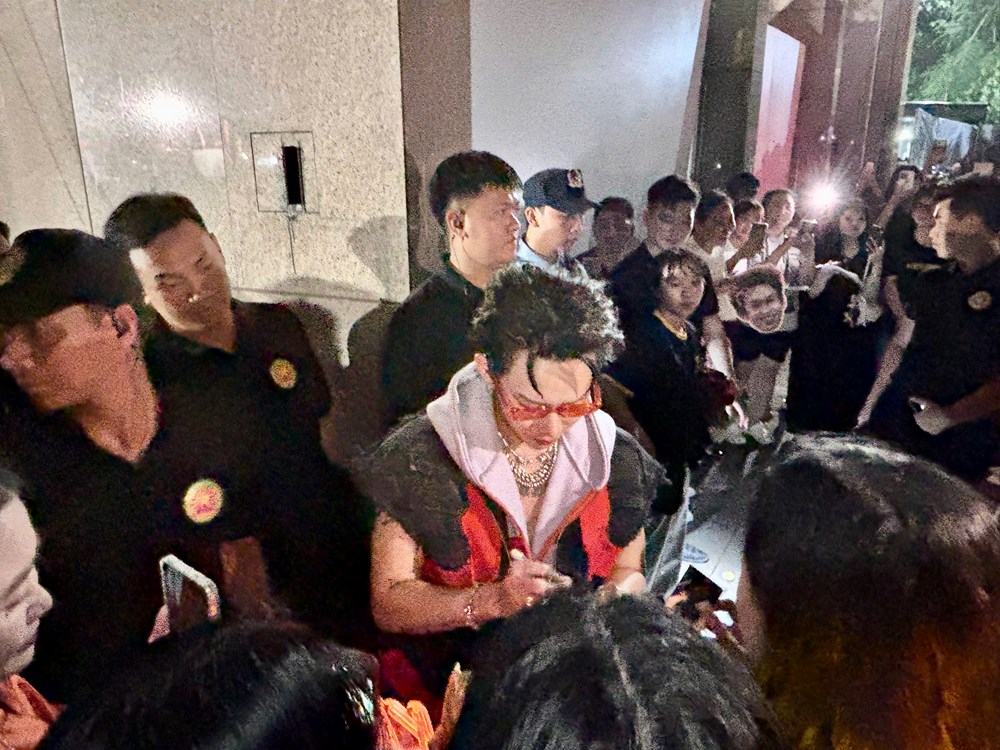 Kay Trần, Trang Pháp, Anh Tú, Ly Ly “đốt nóng” ngày hội Cúp Ngoại hạng Anh giữa lòng Hà Nội - ảnh 4