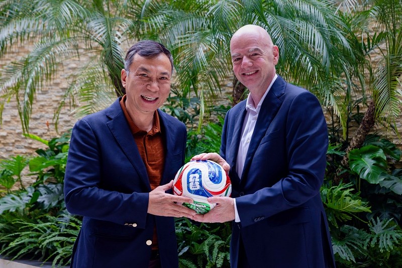 Tổng Thư ký FIFA ấn tượng với tình yêu bóng đá tại Việt Nam - ảnh 1