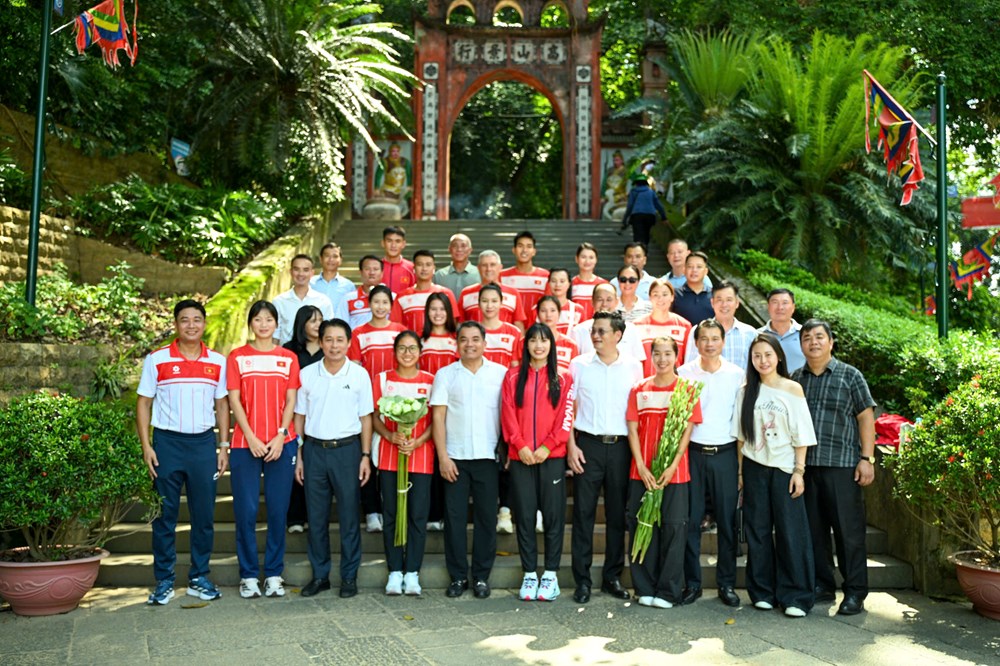 Đội tuyển Điền kinh quốc gia dâng hương tưởng niệm các vua Hùng trước khi tham dự ASIAD    - ảnh 1