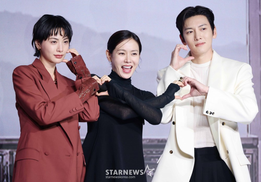 Son Ye Jin hé lộ câu chuyện phía sau cảnh ôm Hyun Bin trong “Hạ cánh nơi anh” - ảnh 2