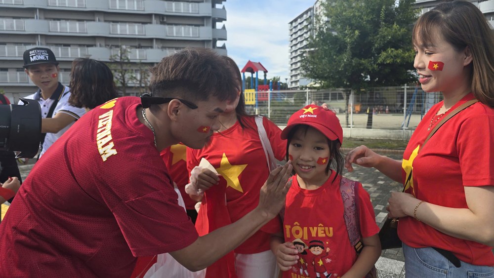 Cổ động viên Việt Nam tiếp lửa cho đội tuyển U23 tại ASIAD 20 - ảnh 3
