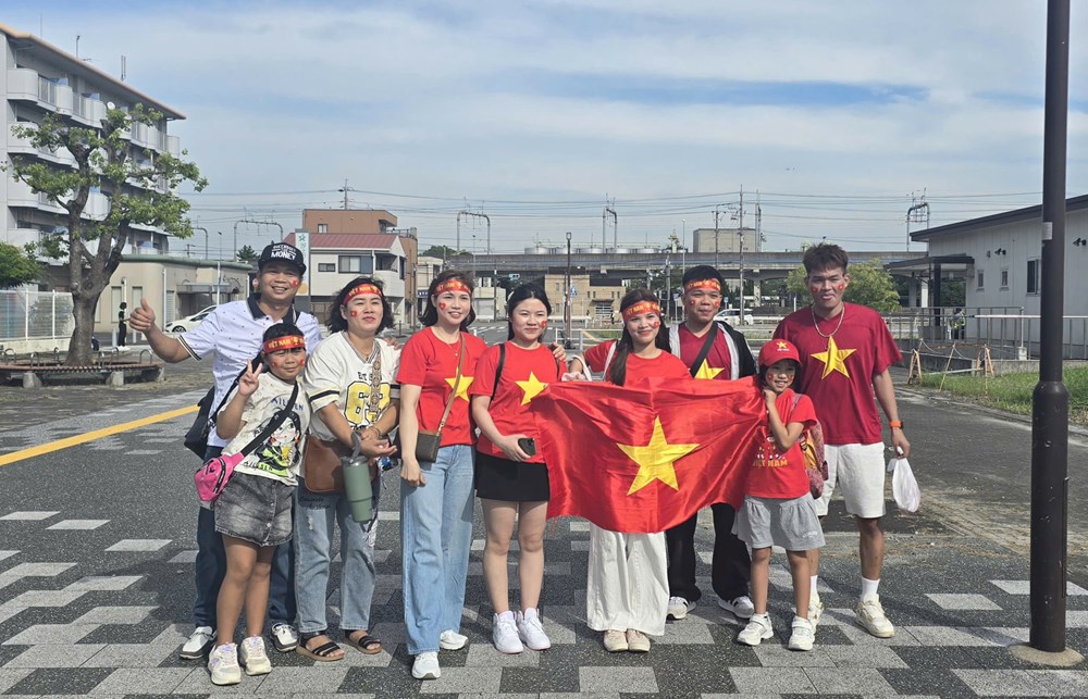Cổ động viên Việt Nam tiếp lửa cho đội tuyển U23 tại ASIAD 20 - ảnh 2