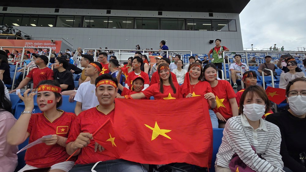 Cổ động viên Việt Nam tiếp lửa cho đội tuyển U23 tại ASIAD 20 - ảnh 5