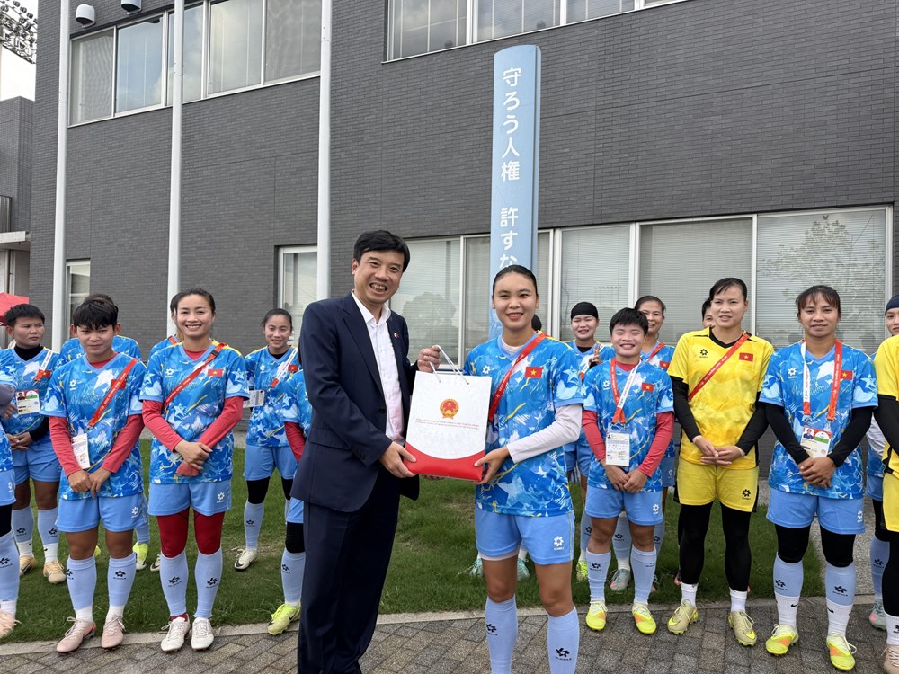 Tổng Lãnh sự quán Việt Nam tại Osaka tiếp sức ĐT nữ Việt Nam trước trận quyết định - ảnh 2