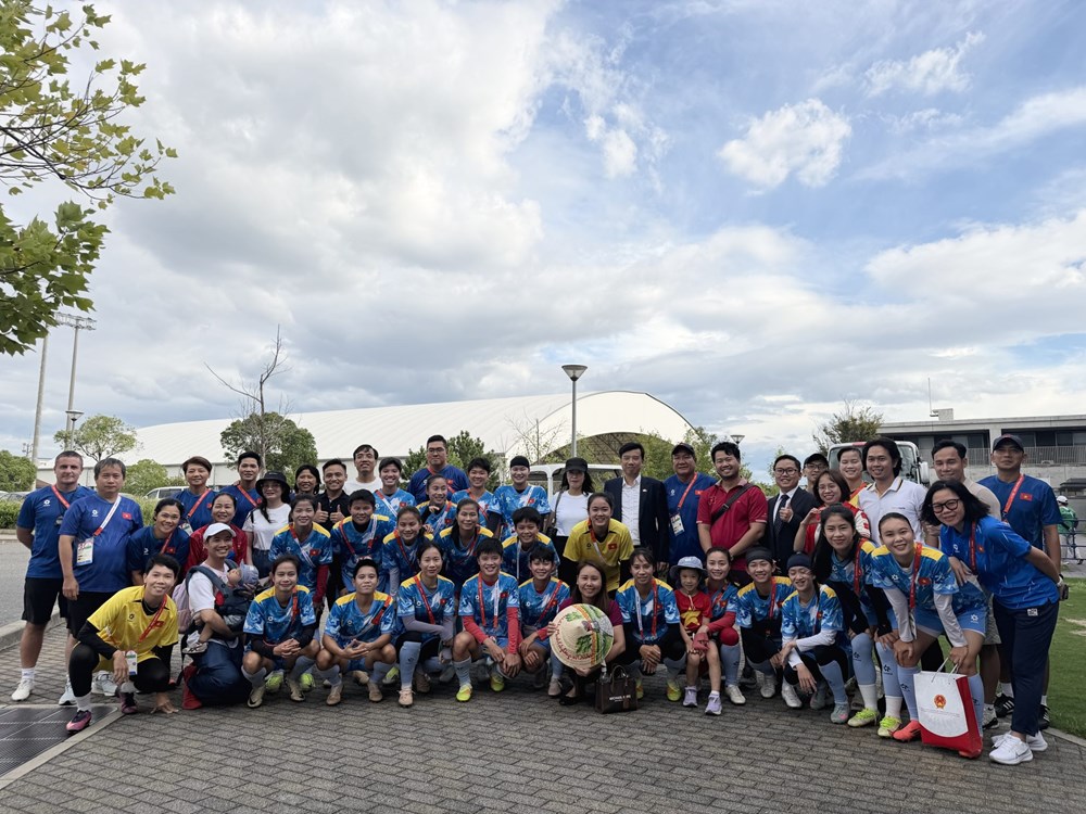 Tổng Lãnh sự quán Việt Nam tại Osaka tiếp sức ĐT nữ Việt Nam trước trận quyết định - ảnh 1