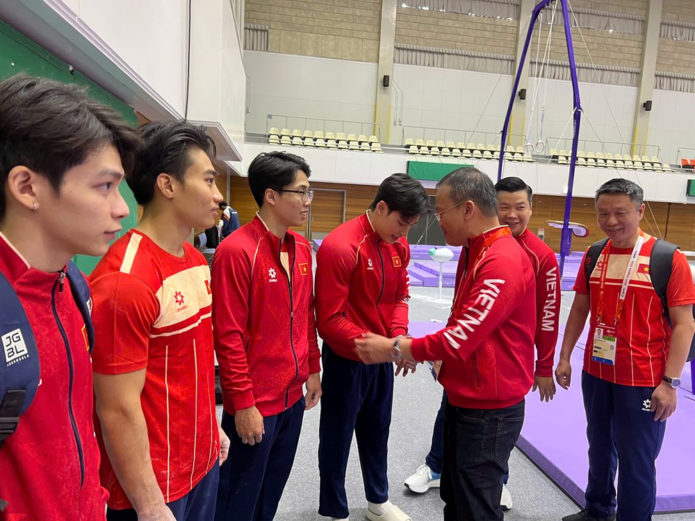 Nguyễn Văn Khánh Phong vượt Carlos Yulo ở vòng loại vòng treo ASIAD 20 - ảnh 2