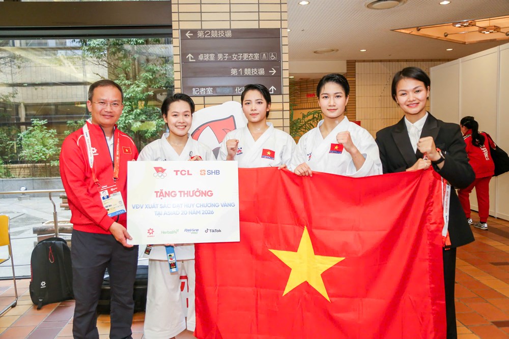 Bộ trưởng Bộ VHTTDL Lâm Thị Phương Thanh chúc mừng chiếc HCV đầu tiên của Đoàn Thể thao Việt Nam - ảnh 1
