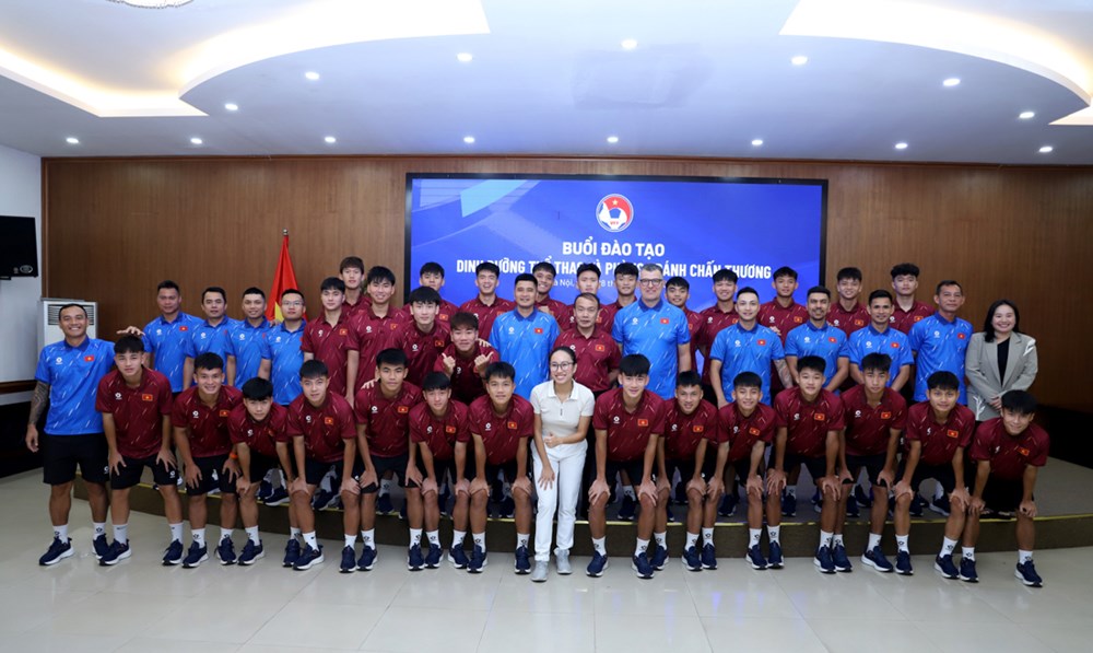 U17 Việt Nam trang bị kiến thức dinh dưỡng thể thao, phòng tránh chấn thương - ảnh 1