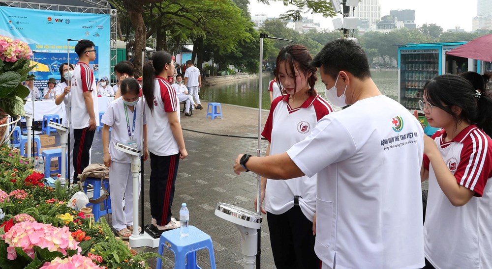 Kiểm tra sức khỏe, khám sàng lọc cho hơn 2.500 lượt người tại Lễ phát động phong trào toàn dân tập luyện thể thao - ảnh 3