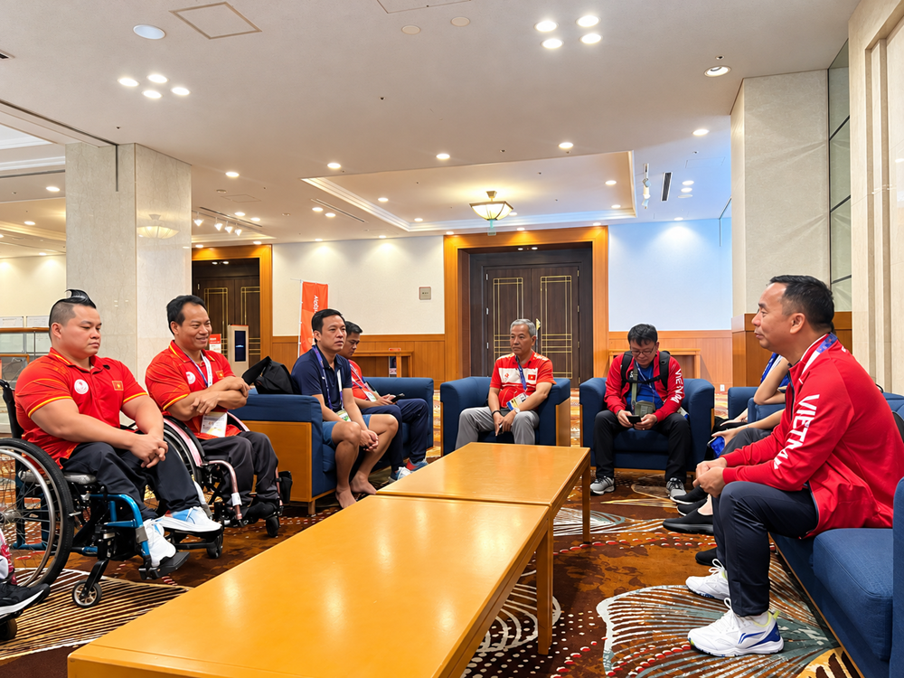 Trưởng đoàn Nguyễn Trọng Hổ động viên các VĐV Việt Nam tại Asian Para Games 5 - ảnh 1