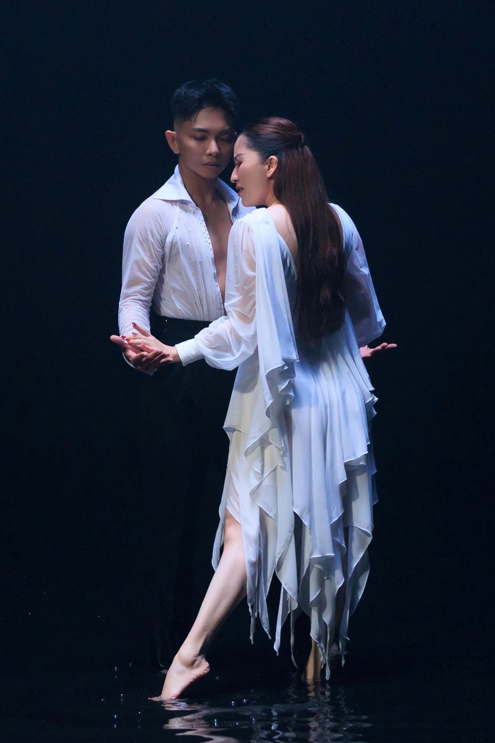 Khánh Thi - Phan Hiển khoe vũ đạo trong MV mới của Lệ Quyên - ảnh 2