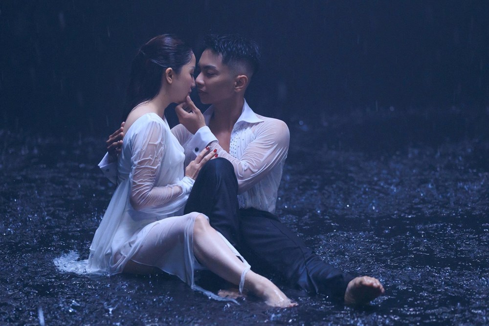 Khánh Thi - Phan Hiển khoe vũ đạo trong MV mới của Lệ Quyên - ảnh 5