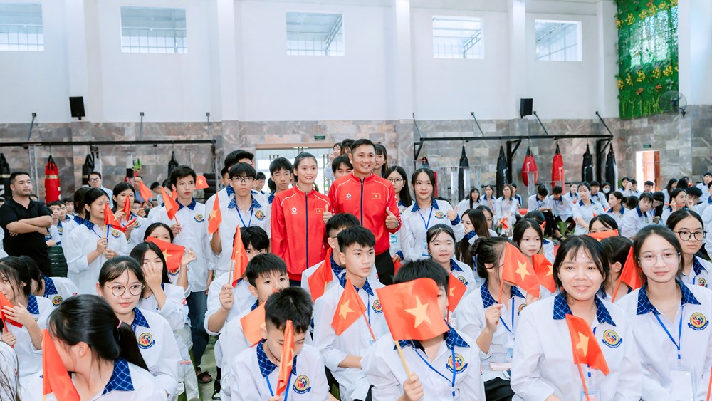 Võ sĩ Nguyễn Thị Tâm nhận món quà đặc biệt từ các học sinh Trường IVS - ảnh 4