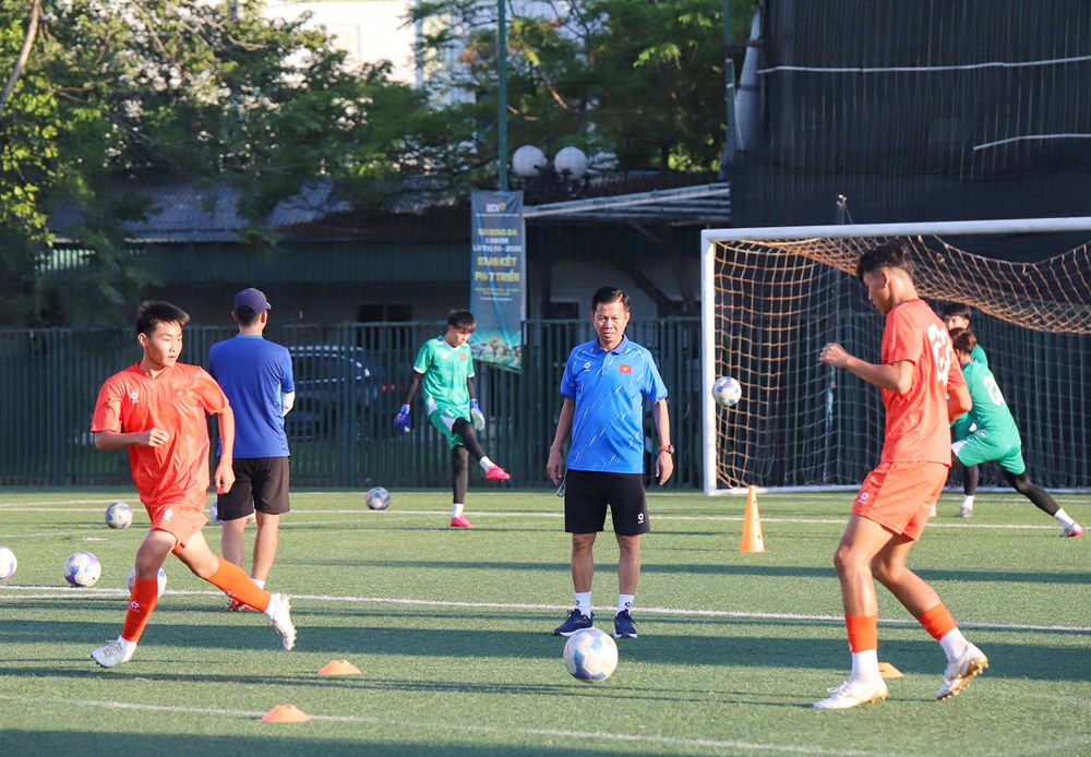 HLV Hoàng Anh Tuấn đề cao tư duy sáng tạo của U15 Việt Nam trước sân chơi thế giới - ảnh 2