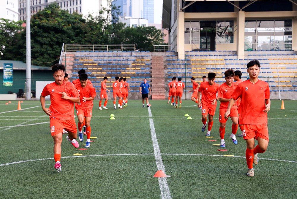 HLV Hoàng Anh Tuấn đề cao tư duy sáng tạo của U15 Việt Nam trước sân chơi thế giới - ảnh 1