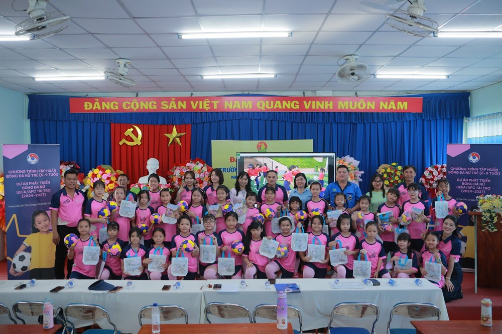 “Những bước chân nhiệm màu” mở rộng sân chơi bóng đá cho trẻ em gái tại Cần Thơ - ảnh 1