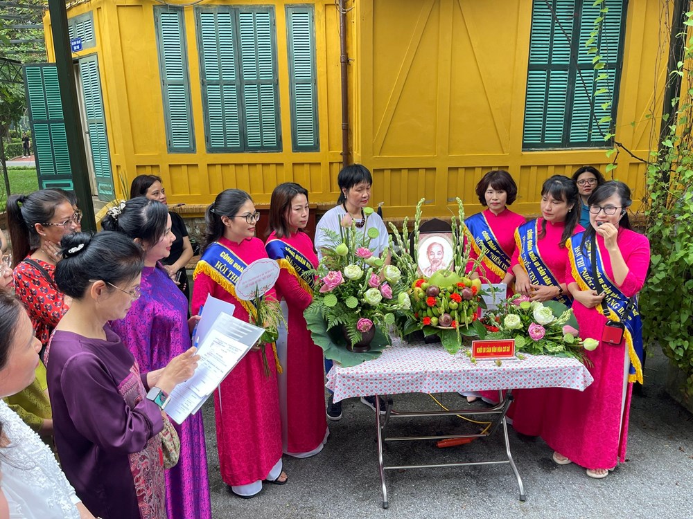 Hội thi cắm hoa, trang trí mâm ngũ quả dâng Bác - ảnh 5