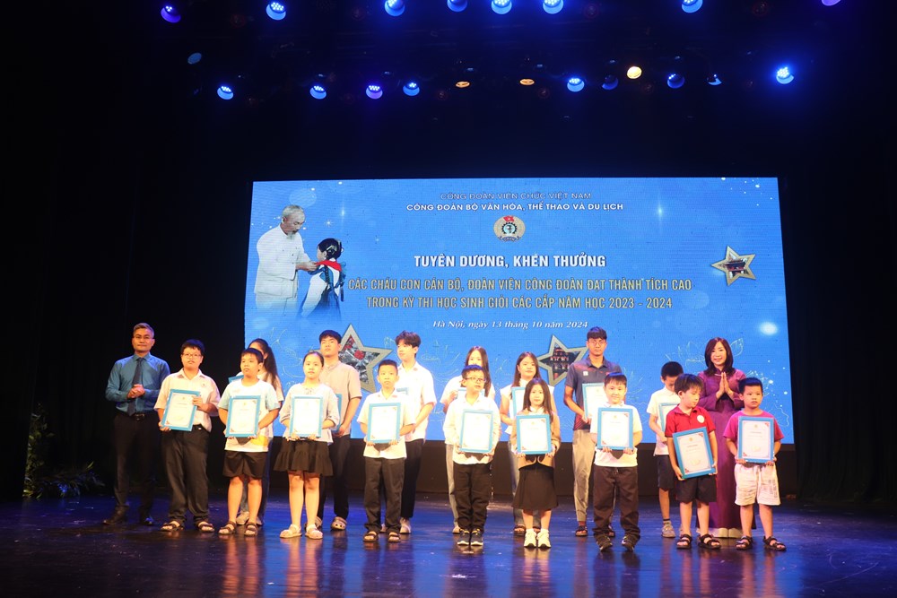 Công đoàn Bộ VHTTDL trao thưởng 167 học sinh đạt thành tích xuất sắc - ảnh 1