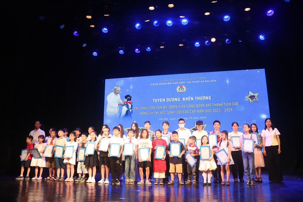 Công đoàn Bộ VHTTDL trao thưởng 167 học sinh đạt thành tích xuất sắc - ảnh 3