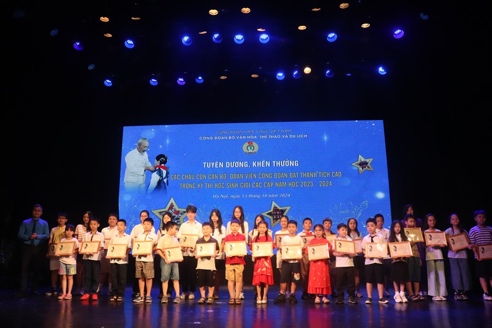 Công đoàn Bộ VHTTDL trao thưởng 167 học sinh đạt thành tích xuất sắc - ảnh 2